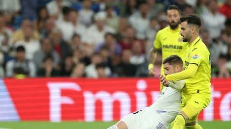 Valverde (M.) soll Alex Baena (r.) geschlagen haben