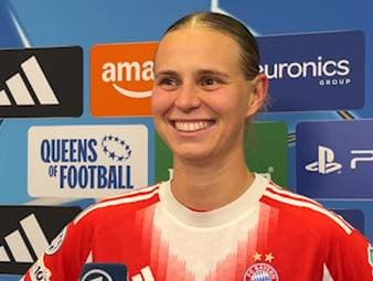 Die Frauen des FC Bayern München drehen ein 0:2 gegen den FC Arsenal in der Champions League fulminant. Matchwinnerin Klara Bühl kann es nach dem Spiel noch gar nicht glauben. 