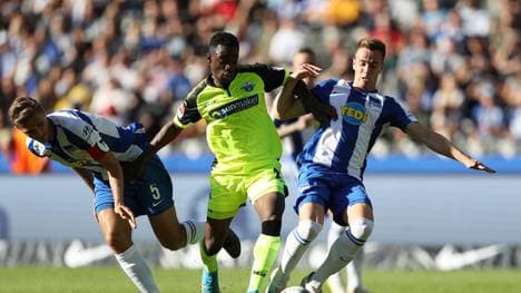 BERLIN, GERMANY - SEPTEMBER 21: Christopher Antwi-Adjej of SC Paderborn 07 takes on Niklas Stark and Lukas Klunter of Hertha BSC during the Bundesliga match between Hertha BSC and SC Paderborn 07 at Olympiastadion on September 21, 2019 in Berlin, Germany. (Photo by Maja Hitij/Bongarts/Getty Images)