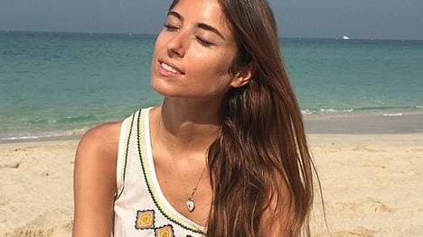 Der Stein des Anstoßes: Cathy Fischer posiert am Strand.