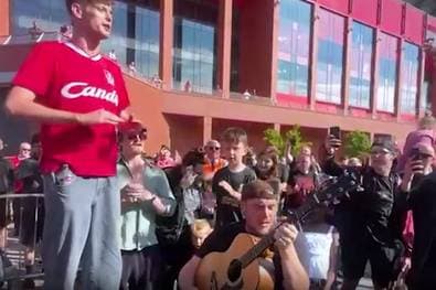 Gänsehaut! Fans singen Jota-Song am Stadion