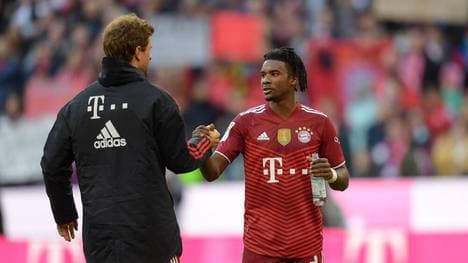 Omar Richards (r.) wurde nach seinem Startelf-Debüt beglückwünscht