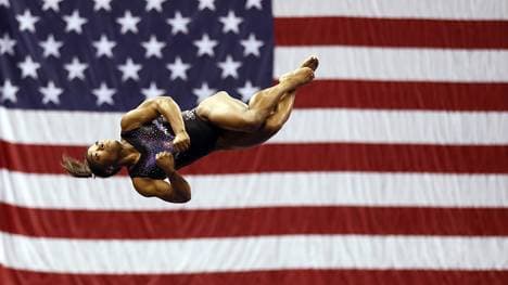 Simone Biles hat einen "Triple-Double-Sprung" gestanden