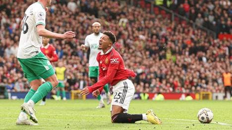 Jadon Sancho geht im Spiel gegen Newcastle zu Boden.