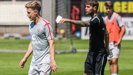 Johannes Eggestein (l.) und Trainer Fabian Hürzeler stehen mit dem FC St. Pauli auf Platz 2