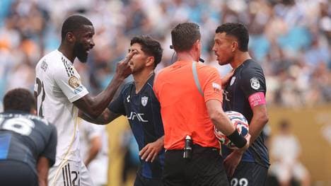 Antonio Rüdiger (l.) lieferte sich ein Wortgefecht mit Gustavo Cabral (r.)