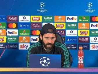 Mo Salah steht bei Liverpool aktuell außen vor, nachdem er sich vor Kurzem in einem Interview zu seiner Lage bei den Reds kritisch geäußert hat. Teamkollege Alisson kann das Verhalten des Ägypters nicht verstehen.