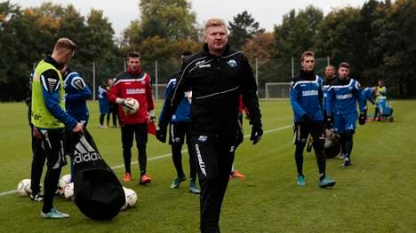 Stefan Effenberg (M.) muss mit Paderborn gegen Braunschweig ran
