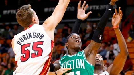 Dennis Schröder (M.) überragt gegen die Milwaukee Bucks mit 38 Punkten