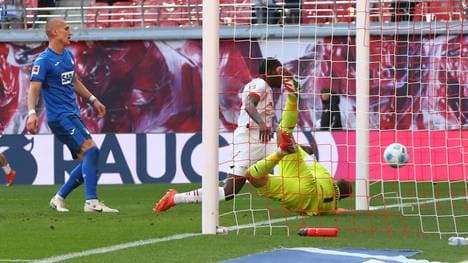 Torwart Oliver Baumann brachte seine TSG Hoffenheim mit einem Patzer gegen RB Leipzig in Not