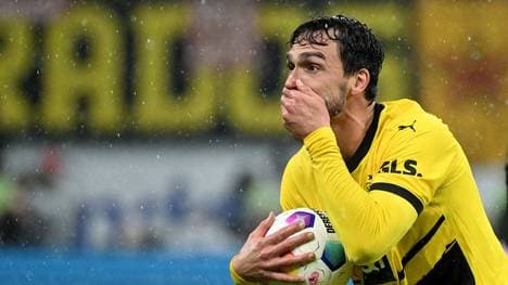 Mats Hummels kann den Elfmeterpfiff gegen Marius Wolf nicht nachvollziehen