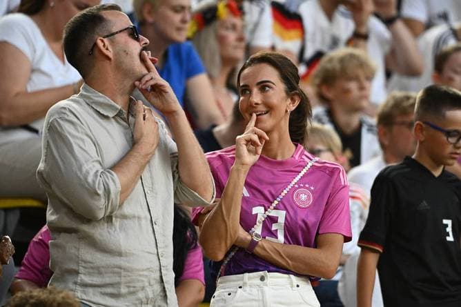 "Dann bin ich eben die dumme Spielerfrau"