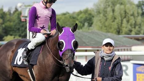 Killerbiene (hier mit Sibylle Vogt und Besitzerin Mandy Kriegsheim) gilt als Favorit