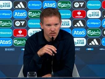 Auf der Pressekonferenz lobt Julian Nagelsmann einen Reporter nach einer Frage.