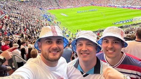 Die Darts-Stars Joe Cullen, Chris Dobey und Ryan Meikle beim EM-Gruppenspiel Englands gegen Slowenien