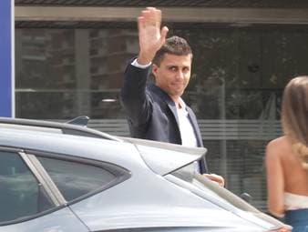 Rodri ist nach sieben Jahren bei Manchester City in Barcelona angekommen, wo er bis 2030 unterschreiben soll und bei seiner Ankunft bereits die Fans mit Autogrammen und Fotos begeisterte.