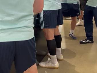 Manuel Neuer ist zurück bei der deutschen Nationalmannschaft - und die Fans feiern. Rund 1000 Anhänger versammeln sich in Herzogenaurach zur Autogrammstunde des Rekordkeepers.
