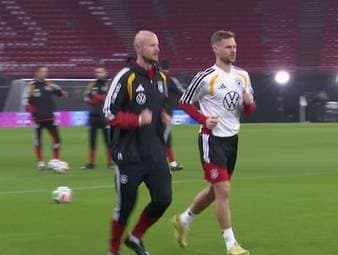 Kann Joshua Kimmich beim entscheidenden WM-Qualifikationsspiel gegen die Slowakei mitwirken? SPORT1-Reporter Manfred Sedlbauer gibt ein Update aus Leipzig. 
