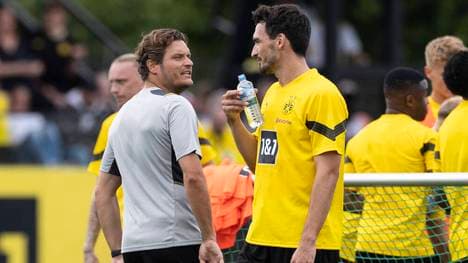 Mats Hummels (r.) musste im ersten Pflichtspiel des BVB zunächst zuschauen