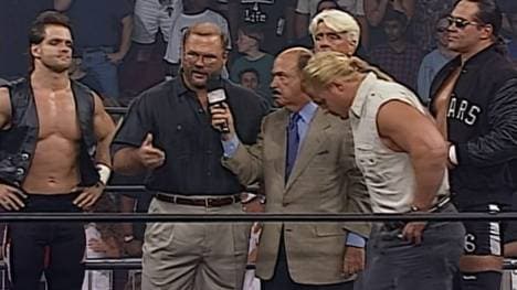 Arn Anderson (am Mikrofon) trauert um seinen älteren Sohn Barrett