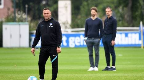 Pal Dardai (v.) steht nach der deutlichen 0:6-Pleite der Berliner in Leipzig unter Beobachtung