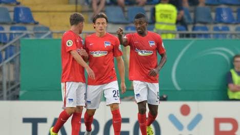 Roy Beerens, Nico Schulz und Salomon Kalou von Hertha BSC feiern bei Arminia Bielefeld