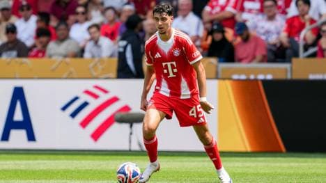 Aleksandar Pavlovic im Bayern-Trikot