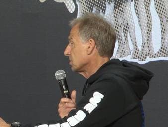 Jürgen Klinsmann nimmt Julian Nagelsmann nach dem WM-Aus in Schutz. Der 61-Jährige lobt dessen Umgang mit der Situation und betont, dass Verantwortung zu einem Trainerjob dazugehört.