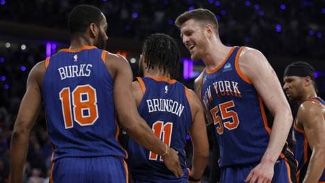 Hat Grund zum Feiern: Isaiah Hartenstein (r.)