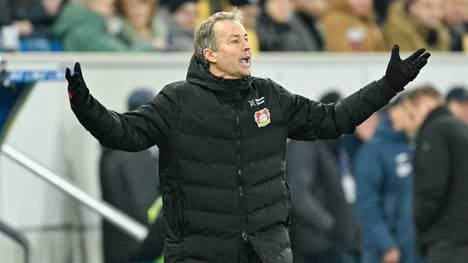 Bayer-Coach Kasper Hjulmand muss aktuell mit vielen Baustellen bei seiner Mannschaft klarkommen!  