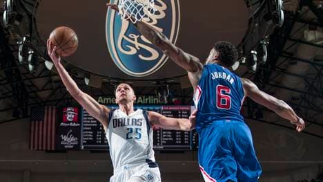 Chandler Parsons von den Dallas Mavericks gegen DeAndre Jordan