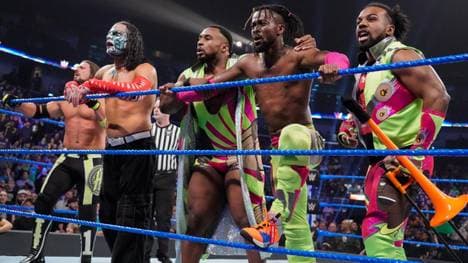 Kofi Kingston (2.v.r.) bekam bei WWE SmackDown Live die nächste gute Nachricht