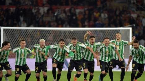 Die Betis-Profis jubeln nach dem entscheidenden Elfmeter