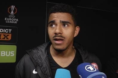 Strittige Szene vor Eintracht-Tor? Knauff reagiert