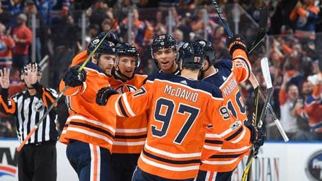Die Edmonton Oilers mit Leon Draisaitl feiern ihren Sieg gegen die Dallas Stars