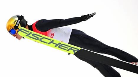 Schmid liegt nach dem Springen auf Podestkurs