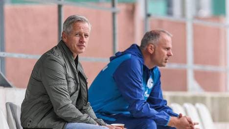 Jens Keller (l.), hier mit dem ehemaligen Sportvorstand Jochen Schneider (r.), hat eine klare Meinung zu Schalke 04