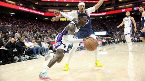 Dennis Schröder (vorne) spielt für Sacramento
