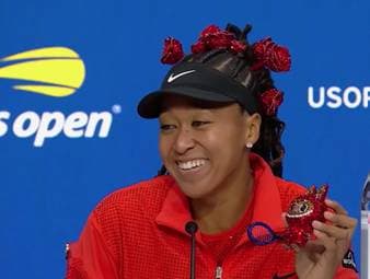 Naomi Osaka erregte bei den US Open vor ihrem Erstrundenmatch die Aufmerksamkeit der Fans mit einem schmuckvollen Plüschtier. Beim Namen ließ sie sich von Tennislegende Billie Jean King inspirieren.