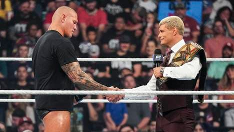 WWE-Champion Cody Rhodes (r.) und Randy Orton bekräftigten bei WWE SmackDown ihre Freundschaft