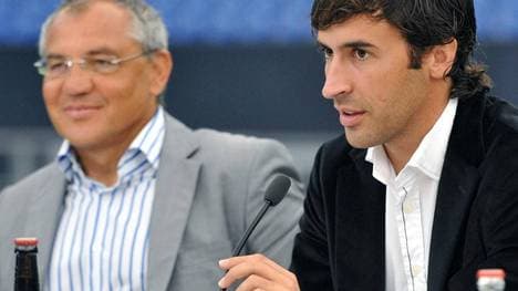 Felix Magath (l.) und Raúl arbeiteten beim FC Schalke 04 schon erfolgreich zusammen