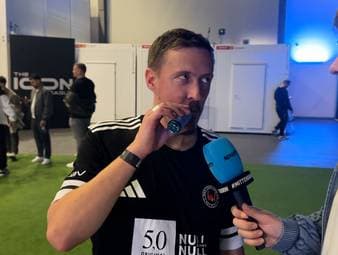 Max Kruse hat sein Debüt in der Icon League gegeben. Ein Interview mit dem ehemaligen Bundesliga-Profi wird plötzlich ganz kurios.
