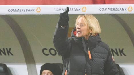 Martina Voss-Tecklenburg heizt den Konkurrenzkampf um die Nummer eins im Tor an