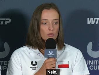 Tennis-Ass Iga Swiatek betont, dass das Frauentennis für sich selbst steht und keine Show-Matches wie Sabalenka gegen Kyrgios braucht. Vergleiche mit dem Männertennis seien überflüssig, so die Polin.