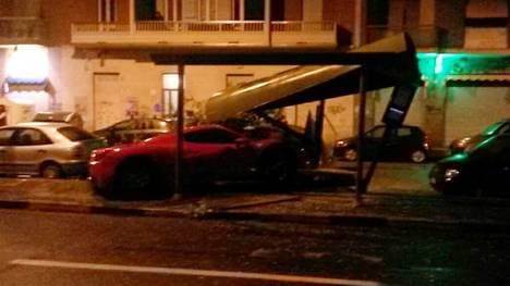 Martin Caceres fuhr in eine Bushaltestelle