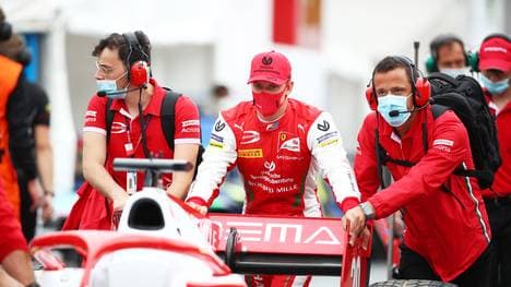 Mick Schumacher (M.) landete in Spielberg im Kiesbett