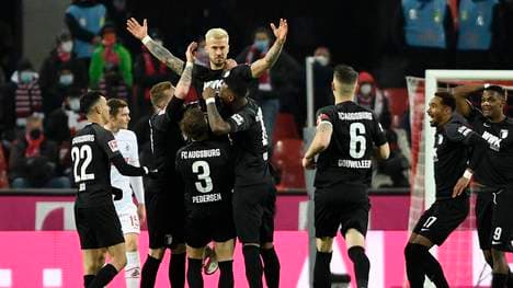 10.12.2021, Koeln, Deutschland, RheinEnergieSTADION, 1. FC Koeln vs. FC Augsburg - 1. Bundesliga, Niklas Dorsch (FC Augsburg) Torjubel, jubelt mit seiner Mannschaft nach dem Treffer zum 0:2 (Foto Ralf Treese) DFB DFL REGULATIONS PROHIBIT ANY USE OF PHOTOGRAPHS AS IMAGE SEQUENCES AND OR QUASI-VIDEO. Koeln RheinEnergieSTADION Nordrhein-Westfalen Deutschland *** 10 12 2021, Koeln, Germany, RheinEnergieSTADION, 1 FC Koeln vs FC Augsburg 1 Bundesliga, Niklas Dorsch FC Augsburg goal celebration, cheers with his team after scoring the 0 2 Photo Ralf Treese DFB DFL REGULATIONS PROHIBIT ANY USE OF PHOTOGRAPHS AS IMAGE SEQUENCES AND OR QUASI VIDEO Koeln RheinEnergieSTADION Nordrhein Westfalen Germany PUBLICATIONxINxGERxSUIxAUTxONLY TREES20211210_027 Treese-521