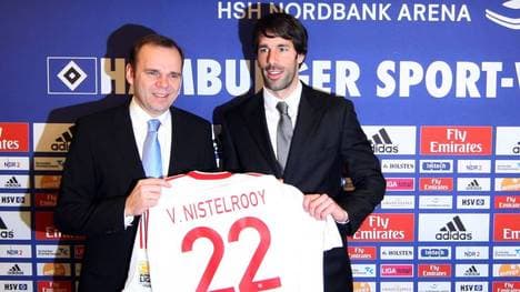 Vorstandschef Bernd Hoffmann stellt Ruud Van Nistelrooy stolz der Presse vor