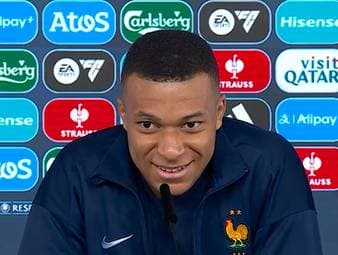 Kylian Mbappé legt sich auf der Pressekonferenz mit einem Reporter an, der meint, dass er diese Saison keinen Titel gewonnen hat.