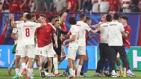 Beim EM-Spiel zwischen der Türkei und Tschechien hagelte es Karten